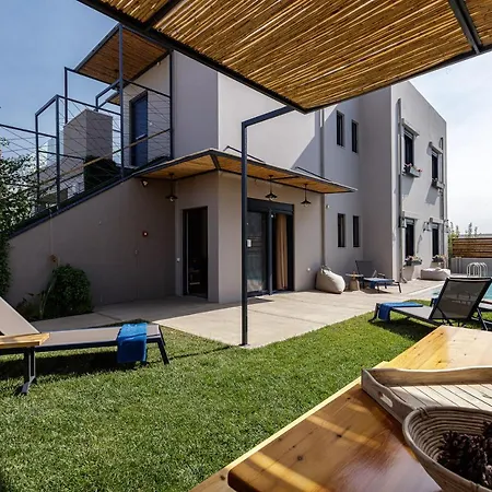 Iron - Idaia & Rea Villa Pangalohóri